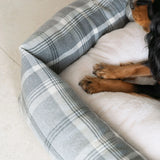 Box Bed For Dogs in Balmoral Tweed – Natural Tweed, Without Personalization pour les activités extérieures