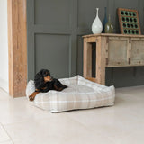 Box Bed For Dogs in Balmoral Tweed – Natural Tweed, Without Personalization pour les activités extérieures