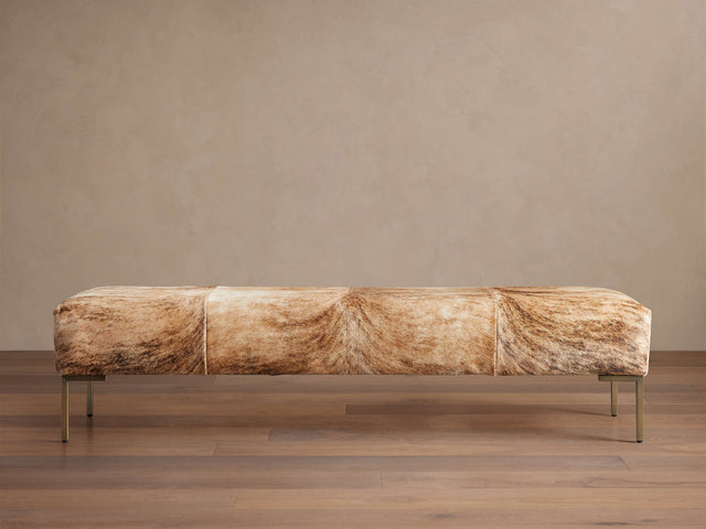 Tilton Hair on Hide Bench – BLONDE BRINDLE HAIR ON HIDE/BRASS, 70" pour atelier