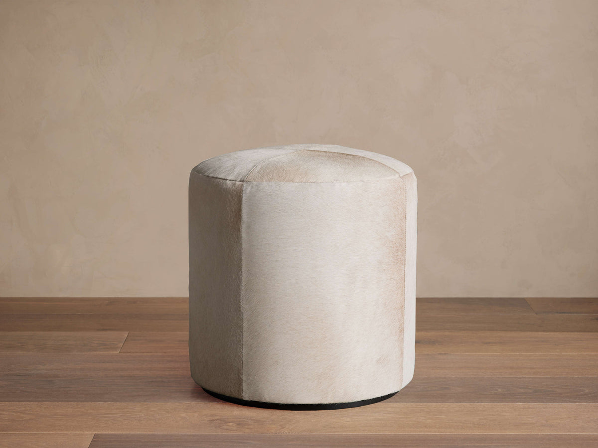 Round Hide Pouf – BEIGE pour atelier